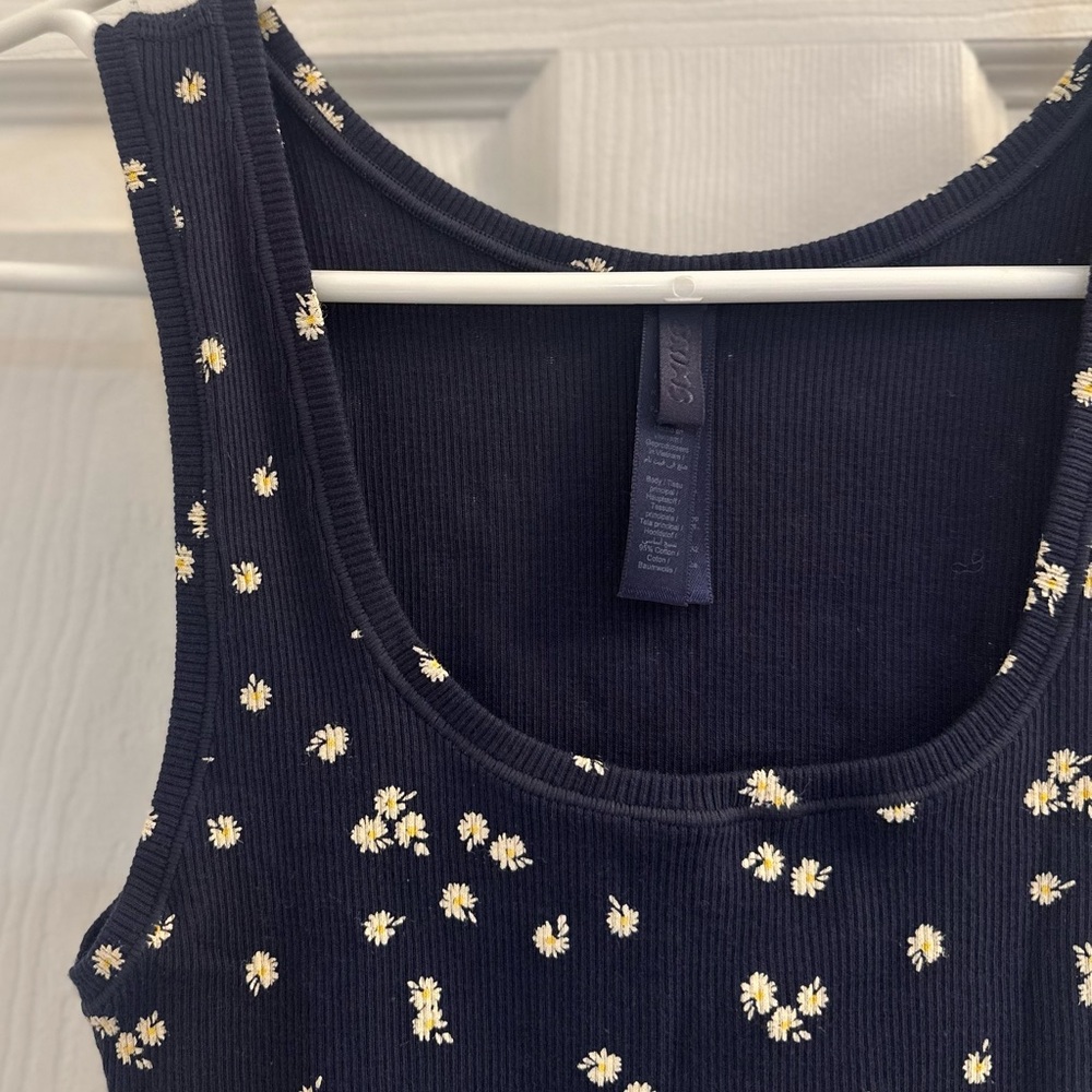 SKIMS Cotton Rib Tank Top in Navy Daisy Print size Large - Picture 6 of 9